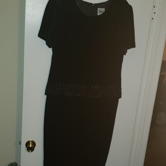R&M Richards Dresses & Skirts - Black velvet dress